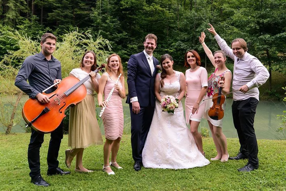 Artistik group with bride