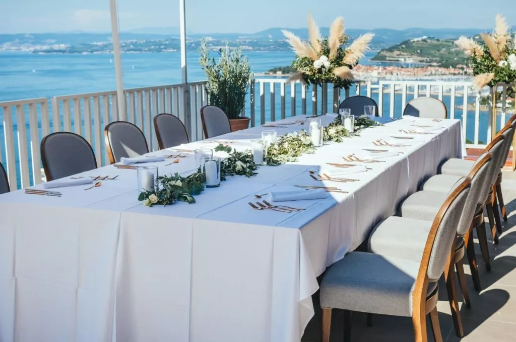 Belvedere Resort porocna miza zunaj