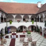 Grad Tusanj obred na dvoriscu