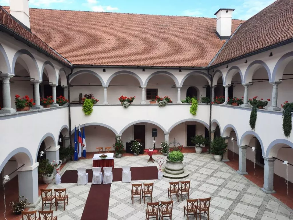Grad tusanj obred na dvoriscu x
