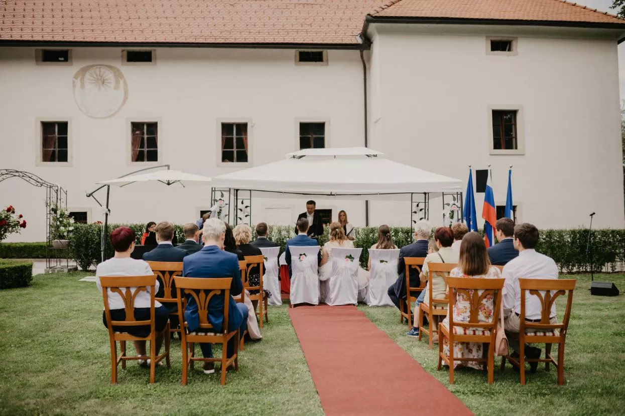 Grad tusanj obred na vrtu