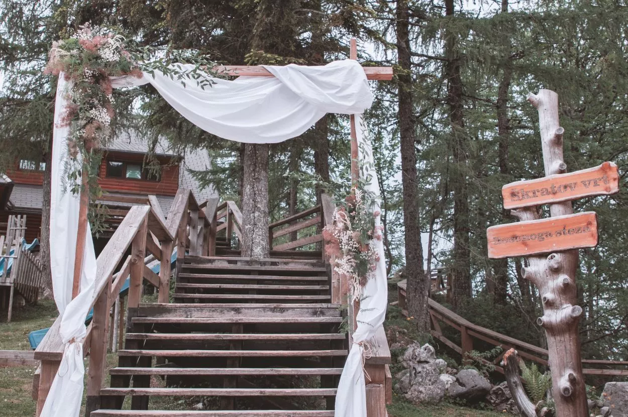 Hotel krvavec porocna dekoracija stopnic