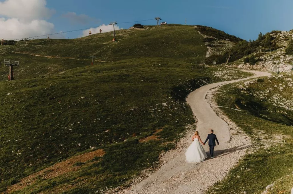 hotel krvavec pot med travniki