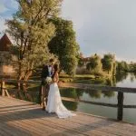Mladoporocenca z gradom v ozadju otocec x